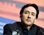 John Cusack attaccato dalla polizia mentre filma le proteste di Chicago