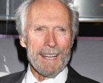 Clint Eastwood: il video con la sua reazione alla torta per i 90 anni diventa virale