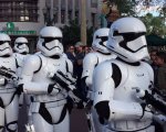 Disney World: gli stormtrooper di Star Wars controllano che gli ospiti rispettino le regole