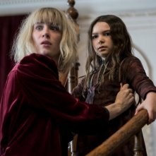 The Turning: una scena del film con Mackenzie Davis e Brooklynn Prince