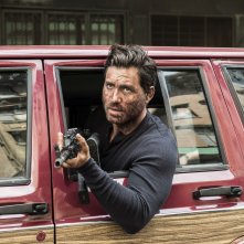 The Last Days of American Crime: Edgar Ramírez in una scena