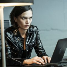 The Last Days of American Crime: Anna Brewster in una scena