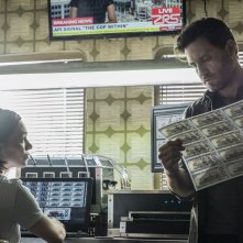 The Last Days of American Crime: Edgar Ramírez con Anna Brewster in una scena