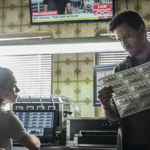 The Last Days of American Crime: Edgar Ramírez con Anna Brewster in una scena