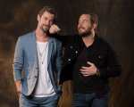 Chris Hemsworth e Chris Pratt mano nella mano in un servizio fotografico