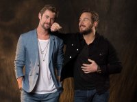 Chris Hemsworth e Chris Pratt mano nella mano in un servizio fotografico