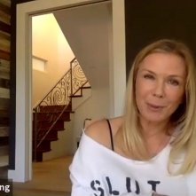 Katherine Kelly Lang: sulla sua t-shirt c'è scritto SLUT