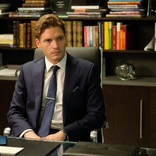 MotherFatherSon: Billy Howle compare in una foto di scena del primo episodio
