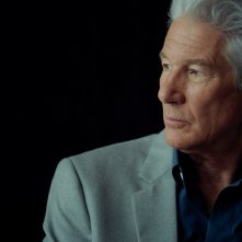 MotherFatherSon: Richard Gere compare in una foto di scena del primo episodio