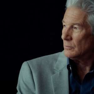 MotherFatherSon: Richard Gere compare in una foto di scena del primo episodio