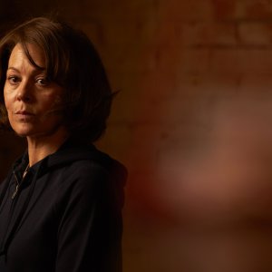 MotherFatherSon: Helen McCrory compare in una foto del primo episodio