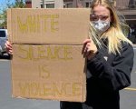 Sophie Turner incinta all'ottavo mese si unisce alle proteste per Black Lives Matter