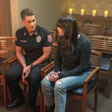 9-1-1: Lone Star - Liv Tyler e Rob Lowe in una scena