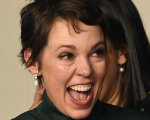 Olivia Colman 'si è sciolta' dopo aver incontrato Brad Pitt agli Oscar