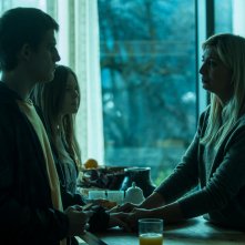 Curon: Anna Ferzetti con Juju Di Domenico e Giulio Brizzi in una scena della serie Netflix