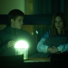 Curon: Juju Di Domenico e Giulio Brizzi in una scena della serie Netflix