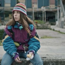 Nevia: Virginia Apicella seduta su un muretto