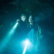 Curon: Federico Russo e Margherita Morchio in una scena della serie Netflix