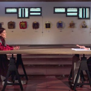 Franca Leosini con Sonia Bracciale in una puntata di Storie Maledette