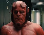 Hellboy: una foto di Ron Perlman in costume con un piccolo fan diventa virale