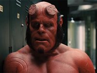 Hellboy: una foto di Ron Perlman in costume con un piccolo fan diventa virale