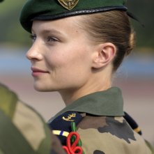 In prima linea: in una donna in marina, Diane Rouxel in una scena