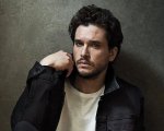 Kit Harington quasi rasato a zero, nuovo look per l'attore de Il Trono di Spade