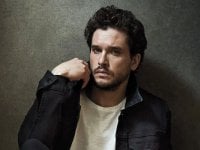 Kit Harington quasi rasato a zero, nuovo look per l'attore de Il Trono di Spade