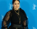 Salma Hayek, appello per la soldatessa scomparsa: 'sospetti su un sergente'