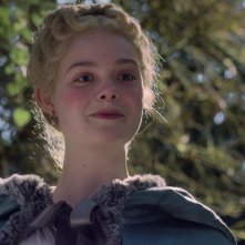 The Great: un'immagine di Elle Fanning in una scena della serie