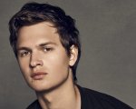 Ansel Elgort: una fan lo accusa di averla violentata quando era minorenne