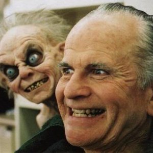 Ian Holm sul set de Il Signore degli Anelli con la 'faccia' di Bilbo