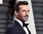 Jon Hamm, Andrea Riseborough e Nicholas Hoult nel cast di Alpha Gang