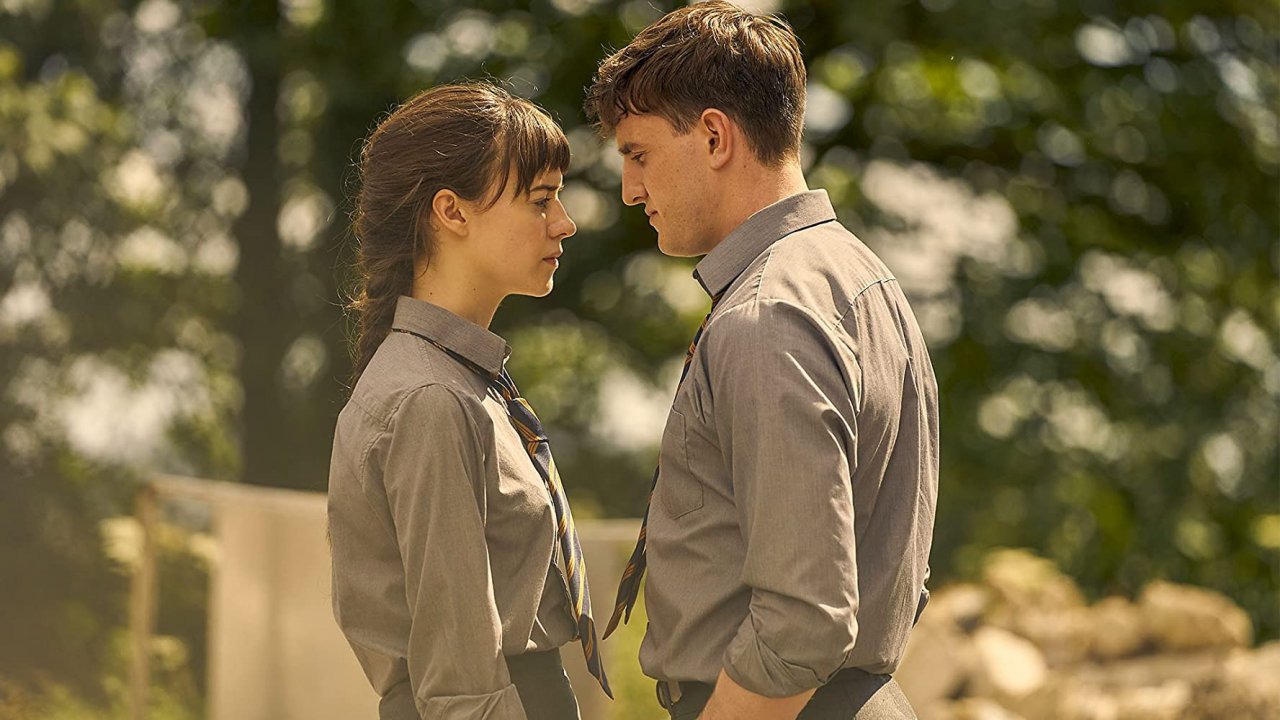 Daisy Edgar-Jones e Paul Mescal in una scena di Normal People