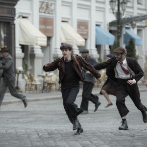 Resistance - La voce del silenzio: Jesse Eisenberg in una scena del film