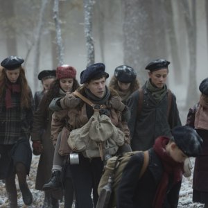 Resistance - La voce del silenzio: una scena del film con Jesse Eisenberg