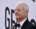 Bill Murray, in versione 'canina', e Anne Hathaway nel film Bum's Rush