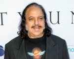 Ron Jeremy: la star del cinema porno accusato di violenza sessuale rischia 90 anni di carcere