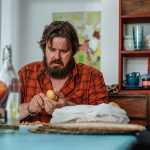 E' per il tuo bene: Giuseppe Battiston in una scena del film