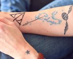 Harry Potter: J.K. Rowling critica i trans, un'artista cancella gratis i tatuaggi dedicati al mago