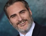 Joaquin Phoenix rende omaggio ad una attivista uccisa davanti a un mattatoio