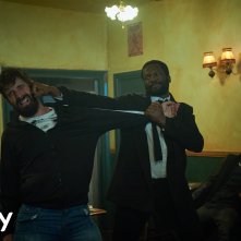 Gangs of London: Sope Dirisu in una scena d'azione