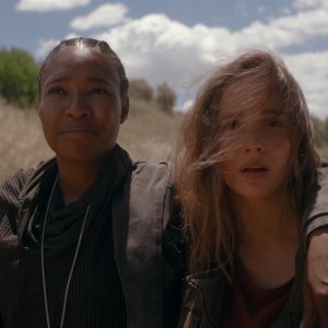 Warrior Nun: Toya Turner e Alba Baptista in una scena della serie Netflix