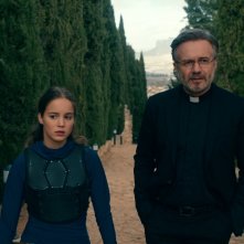 Warrior Nun: Alba Baptista e Tristàn Ulloa in una scena della serie Netflix