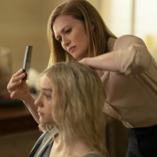 Hanna 2: Esme Creed-Miles e Mireille Enos in una scena della nuova stagione della serie