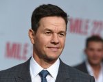Mark Wahlberg, la sua schiena nuda è una mappa di allergie, la foto condivisa dall'attore