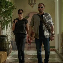 The Old Guard: una scena del film con Charlize Theron e Matthias Schonearts in una scena