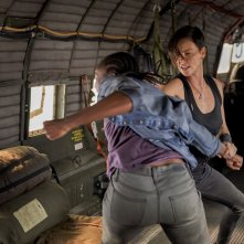 The Old Guard: Charlize Theron in una scena d'azione