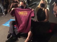 Cinema America, Giuseppe Conte a sopresa all'inaugurazione e si siede per terra