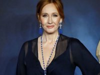 J.K. Rowling: il suo like al tweet che sostiene le terapie di conversione per giovani trans fa discutere